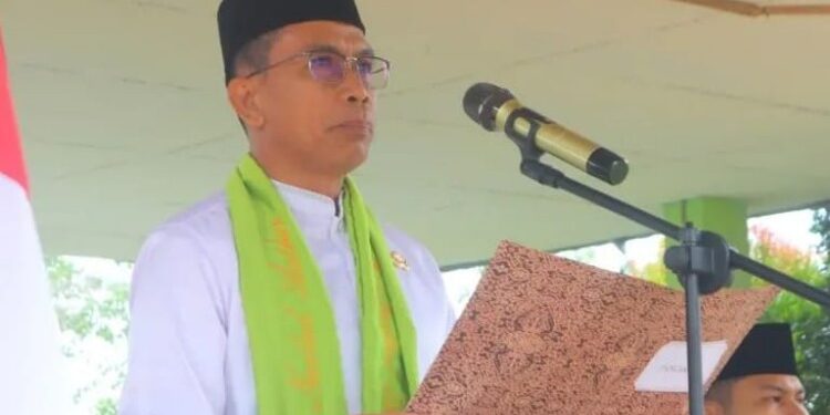 FOTO: ZON/MATAKALTENG - Penjabat (Pj) Bupati Murung Raya (Mura), Hermon, saat pimpin upacara peringatan Hari Santri Nasional di Pondok Pesantren Nailul Authar Desa Danau Usung.