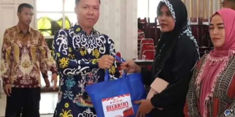 FOTO: ZON/MATAKALTENG - Asisten III Setda Murung Raya (Mura), Batara saat menghadiri dan turut menyerahkan paket sembako di GPU Tira Tangka Balang.