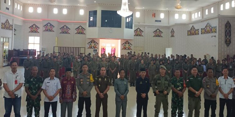 FOTO: ZON/MATAKALTENG - Foto bersama antara seluruh peserta yang mengikuti pelatihan, Plt. Sekrestaris Daerah (Sekda) Murung Raya Serampang (baju hitam) serta tamu undangan lainnya.