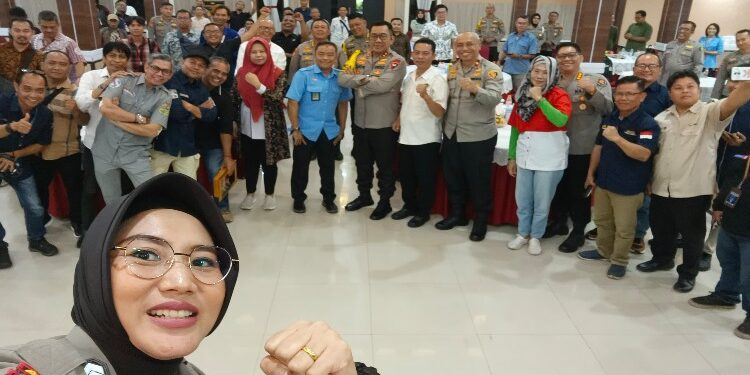 FOTO: IST/MATAKALTENG - Selfie bersama antara Kapolda Kalteng, Irjen Pol Djoko Poerwanto dengan insan pers.