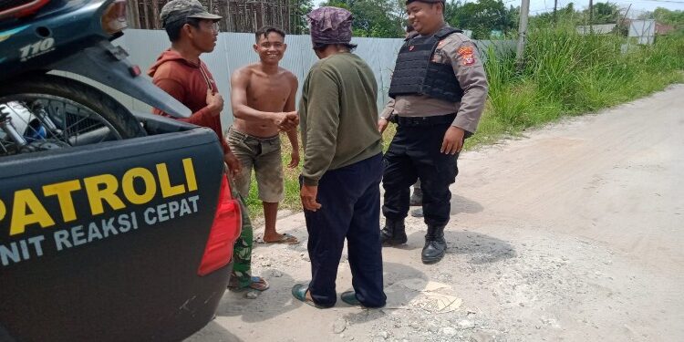 FOTO: IST/MATAKALTENG - Personel Satsamapta Polresta Palangka Raya, pada saat memediasi buruh bangunan yang berseteru.