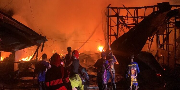 FOTO: RZL/MATAKALTENG - Petugas pemadam kebakaran pada saat berusaha memadamkan api di empat bangunan kosong.