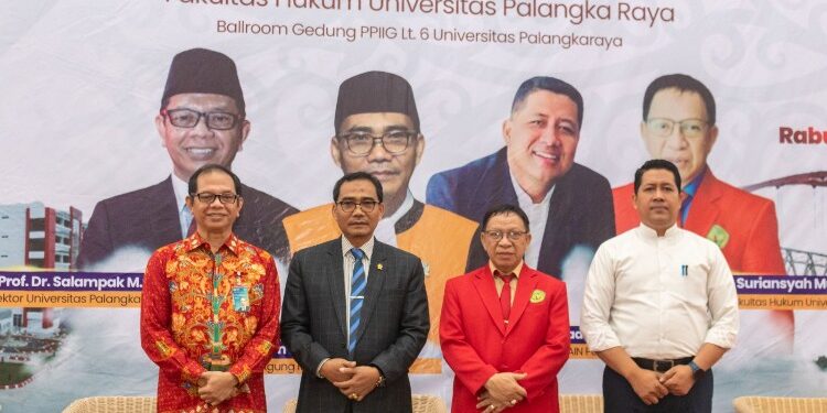 FOTO: MATAKALTENG - Foto bersama usai pembukaan seminar nasional dan kuliah umum Fakultas Hukum UPR.