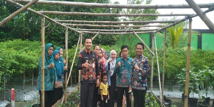 FOTO: IST/MATAKALTENG - Camat MBK dan Kelurahan Ketapang saat menemani pihak Kelurahan Kasongan Lama berkunjung, Kamis 16 November 2023.