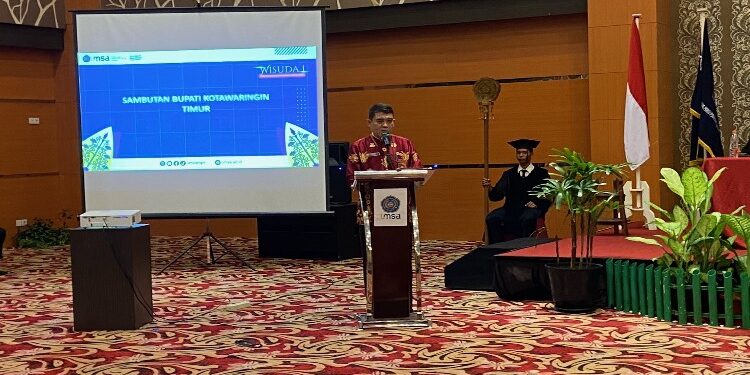 FOTO: DIAN/MATA KALTENG - Plt Kepala Disdik Kotim, M Irfansyah saat memberikan sambutan dalam acara wisuda 1 UMSA, 16 November 2023.
