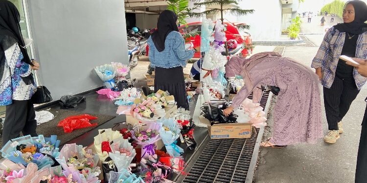 FOTO: DIAN/MATA KALTENG - Penjual buket saat perayaan wisuda, 16 November 2023.