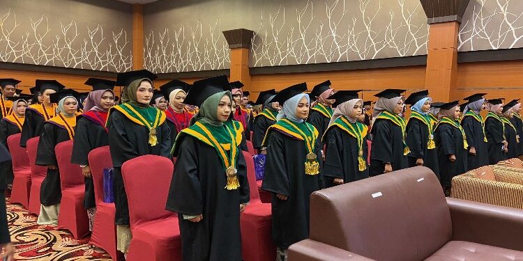 FOTO: DIAN/MATA KALTENG - Wisudawan/i Universitas Muhammadiyah Sampit pada saat wisuda di Aquarius Boutique Hotel, 16 November 2023.