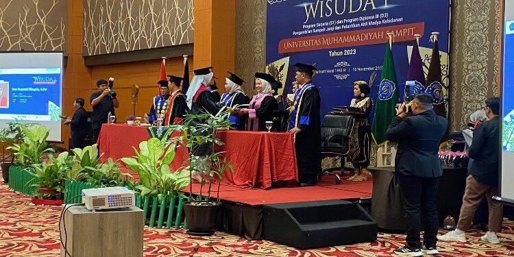 FOTO: DIAN/MATA KALTENG - Wisudawati UMSA saat mengikuti prosesi wisuda, 16 November 2023.