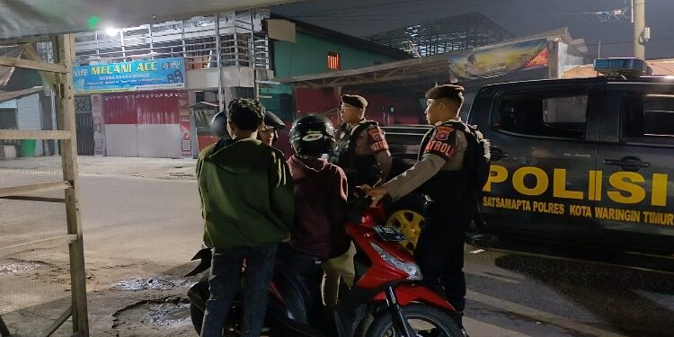 FOTO: IST/MATA KALTENG - Terlihat mobil patroli anggota jelawat Polres Kotim membubarkan remaja yang hendak melakukan aksi Bali.