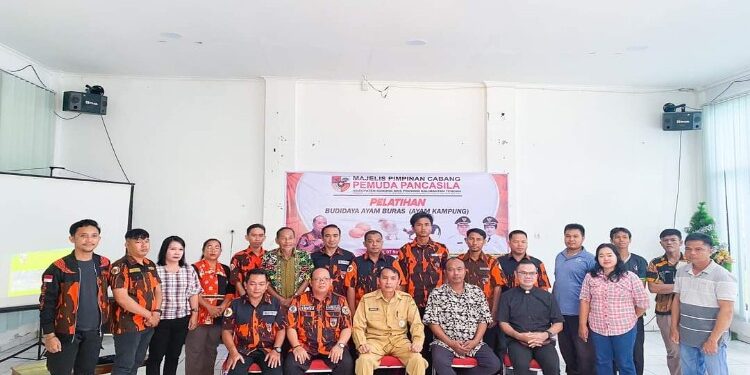 FOTO : MPC PEMUDA PANCASILA GUMAS/MATA KALTENG - Sekretaris Dinas Pertanian Kabupaten Gumas Herianto didampingi pengurus MPC Pemuda Pancasila, ketika berfoto bersama dengan peserta pelatihan budidaya ayam buras, di aula kantor dinas pertanian setempat, belum lama ini.