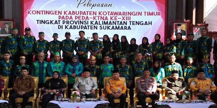 FOTO: DEVIANA/MATAKALTENG - Bupati Kotim Halikinnor dan pejabat lainnya saat bersama kontingen Peda KTNA ke XIII tingkat Kalteng, Jumat 17 November 2023.