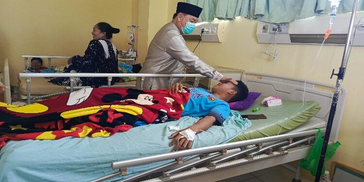 FOTO: DEVIANA/MATAKALTENG - Bupati Kotim Halikinnor saat menjenguk pasien DBD di RSUD dr Murjani Sampit, Jumat 17 November 2023.
