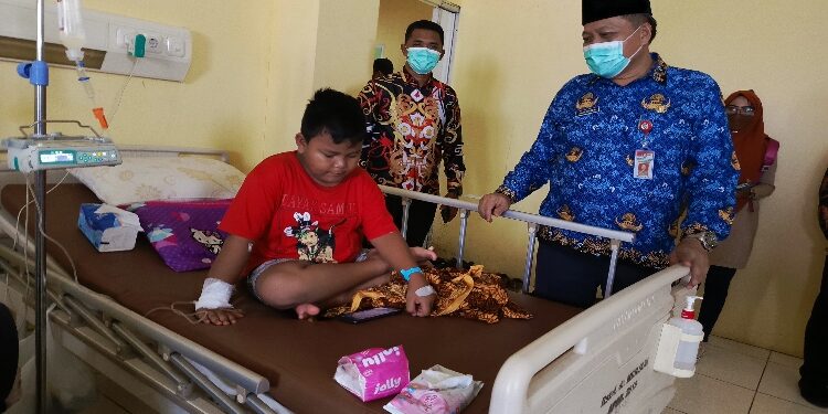 FOTO: DEVIANA/MATAKALTENG - Kadinkes Kotim Umar Kaderi saat menjenguk anak yang terjangkit DBD di RSUD dr Murjani Sampit, Jumat 17 November 2023.