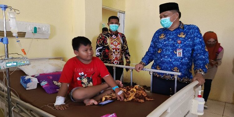 FOTO : DEVIANA/MATAKALTENG - Kadinkes Kotim Umar Kaderi saat menjenguk pasien DBD di RSUD dr Murjani Sampit, Jumat 17 November 2023
.