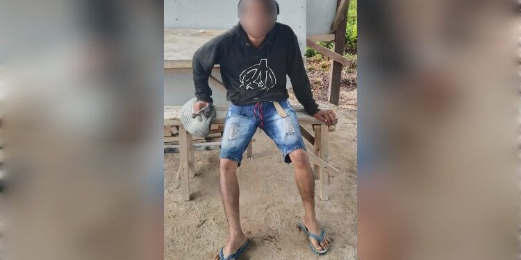 FOTO: DOK/MATA KALTENG - Terduga pelaku pencurian seng, pada saat berhasil diamankan warga dan Ketua RT 035.