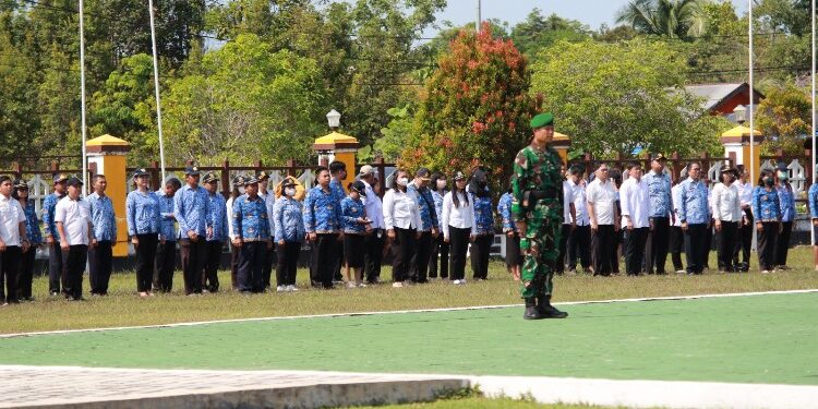 FOTO : DISKOMINFO SANTIK/MATA KALTENG - ASN di lingkungan Pemkab Gumas ketika mengikuti upacara di kantor bupati setempat, pekan lalu.