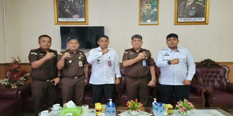 FOTO: RZL/MATAKALTENG - Foto bersamsa antara Karutan Kelas IIA Palangka Raya bersama Kajari Palangka Raya.