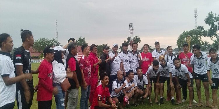 FOTO: AGUS/MATA KALTENG - Agustiar saat foto bersama dengan club sepakbola S Parman FC. 