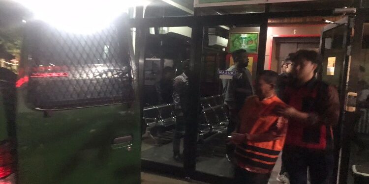 FOTO: MATA KALTENG - Mantan Kadishub Kotim, F (baju orange), saat digiring oleh pihak Kejaksaan Kotim Terkait kasus korupsi parkir PPM. Jumat, 17 November 2023.