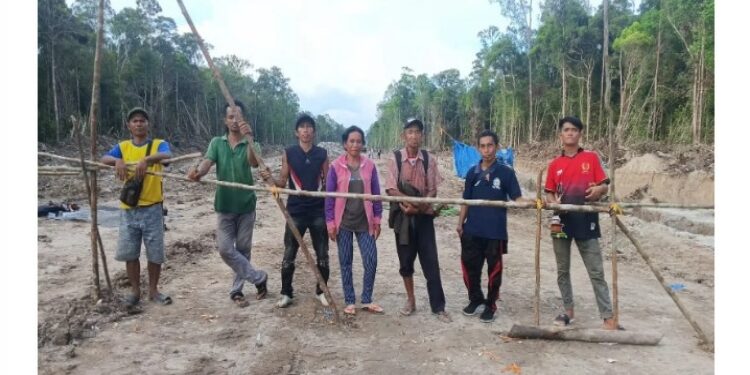 FOTO: IST/MATAKALTENG - Kondisi dimana warga masih memeortal akses jalan PT. TRIOP, Barsel.