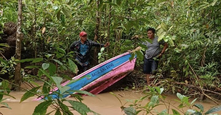 FOTO: IST/MATAKALTENG - Kondisi perahu yang mengangkut para guru saat karam usai menabrak akar pohon.