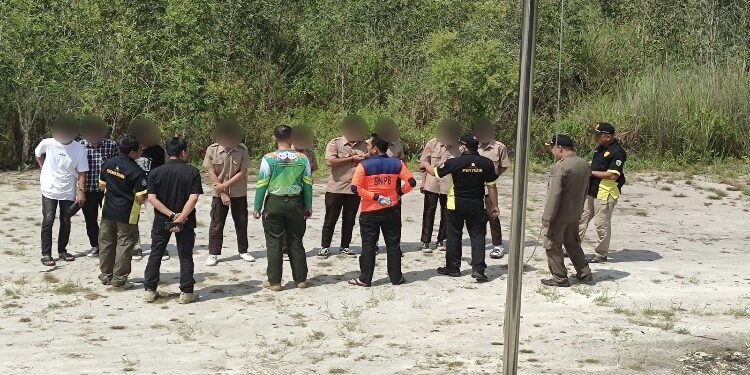 FOTO: RZL/MATAKALTENG - Keenam siswa dan tiga remaja saat diamankan di Kantor Satpol-PP Palangka Raya.