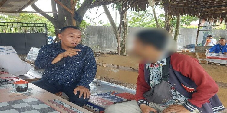 FOTO: RZL/MATAKALTENG - Korban pengancaman video syur berinisial HT, saat mengadu ke Ketua Tim Virtual Police Bidhumas Polda Kalteng, Ipda H Shamsudin atau Cak Sam.