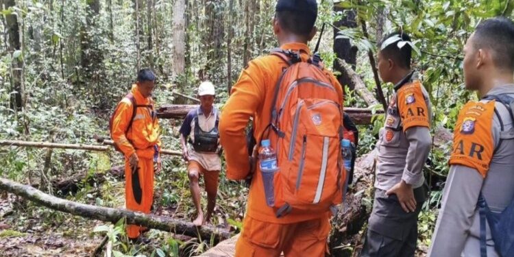 FOTO: IST/MATAKALTENG - Tim gabungan saat melakukan operasi SAR di Hutan Petuk Barunai mencari keberadaan Sinar.