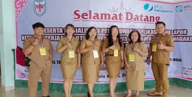 FOTO : KESBANGPOL GUMAS/MATA KALTENG - Kabid Kewaspadaan Nasional dan Penanganan Konflik Mira Triyuli (tiga dari kiri) saat berfoto bersama koleganya dalam suatu acara, belum lama ini.