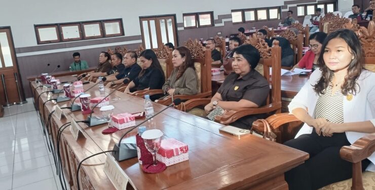 FOTO : ICEU PURNAMASARI/MATA KALTENG - Ketua Komisi II DPRD Kabupaten Gumas Iceu Purnamasari (dua dari kanan), ketika menghadiri rapat paripurna DPRD setempat, pekan lalu.