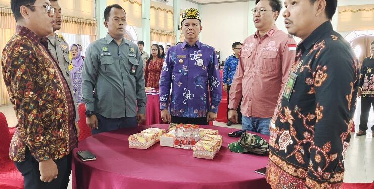 FOTO : DISKOMINFO SANTIK/MATA KALTENG - Bupati Gumas Jaya S Monong, Kajari Sahroni, Ketua PN Bukti Firmansyah, Pabung Kodim 1016/Plk Letkol Inf Maksun Abadi, Wakapolres Kompol Tri Wibowo, dan perwakilan Binda Kalteng, menghadiri kegiatan FGD pembinaan dan pengawasan ormas, di GPU Damang Batu, Jumat, 17 November 2023.