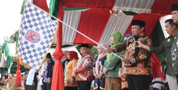 FOTO : IST/MATAKALTENG - Wagub Edy Pratowo melepas peserta Pawai Ta’aruf dalam rangkaian Hadits MTQH XXXI Tingkat Provinsi Kalteng Tahun 2023.