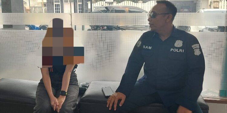 FOTO: MATAKALTENG - RT, korban pemerasan, saat mengadu kepada Ketua Tim Virtual Police Bidhumas Polda Kalteng, Ipda H Shamsuddin atau Cak Sam.