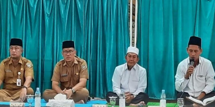 FOTO: PROKOM SERUYAN/MATA KALTENG - Pj Sekda Seruyan, Bahrun Abbas (dua dari kiri) saat menghadiri siraman rohani di Masjid Agung Nurul Yaqin Kuala Pembuang, Senin 13 November 2023.