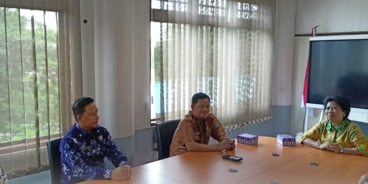 FOTO: PROKOM SERUYAN/MATA KALTENG - Pj Bupati Seruyan, Djainuddin Noor (tengah) saat berkunjung ke UPR dalam rangka tindak lanjut kerja sama pembangunan asrama mahasiswa.