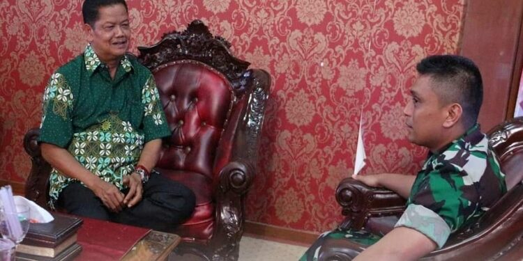 FOTO: PROKOM SERUYAN/MATA KALTENG - Pj Bupati Seruyan, Djainuddin Noor (kiri) saat menerima kunjungan dari Dandim 1015 Sampit Letkol Inf M. Tandri di Rumah Jabatan (Rujab) Bupati Seruyan, pada Rabu 15 November 2023 kemarin.