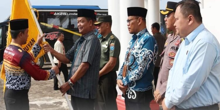FOTO: PROKOM SERUYAN/MATA KALTENG - Pj Bupati Seruyan, Djainuddin Noor (kanan) saat melepas secara resmi kontingen Kabupaten Seruyan yang akan mengikuti MTQH XXXI Tingkat Provinsi Kalteng, di Kabupaten Kotawaringin Barat.