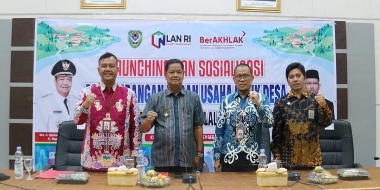 FOTO: PROKOM SERUYAN/MATA KALTENG - Pj Bupati Seruyan, Djainuddin Noor (dua dari kiri) saat menghadiri agenda sosialisasi pengembangan BUMDes di Kabupaten Seruyan di Aula Beppedalitbang setempat, kemarin.