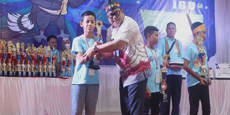 FOTO: MATAKALTENG - Kadisdik Barsel, Syahdani, saat Penyerahan penghargaan pada Penutupan Festival Tunas Bahasa Ibu atau FTBI di Buntok.