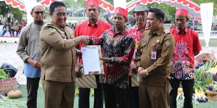 FOTO: MATAKALTENG - Wakil Gubernur Kalteng H. Edy Pratowo saat melakukan penyerahan bantuan.