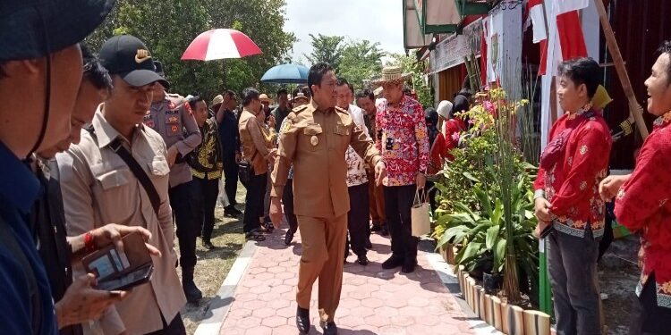 FOTO : AKH/MATAKALTENG - Wakil Gubernur Kalteng, Edy Pratowo saat meninjau stand PEDA KTNA setiap Kontingen.