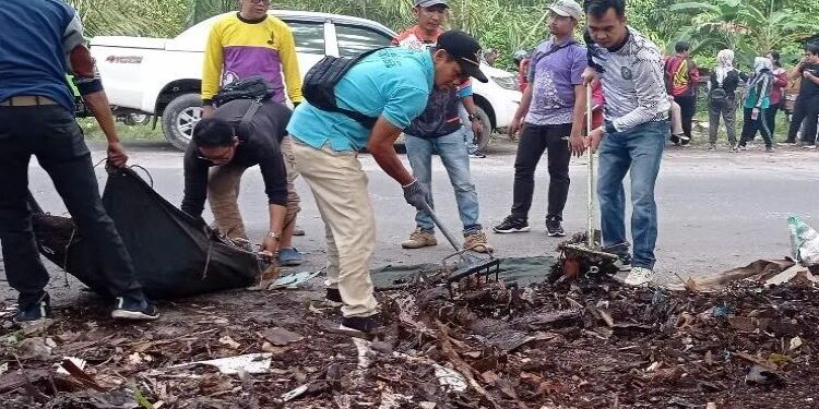 FOTO: DOK/MATA KALTENG - Camat MBK Eddy Hidayat dan pihak kelurahan saat melakukan kerja bakti, belum lama ini.