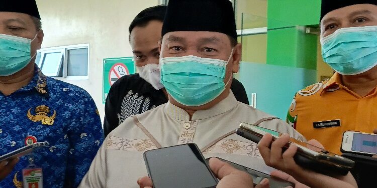 FOTO: MATAKALTENG - Bupati Kotim, Halikinnor (tengah menggunakan peci). 