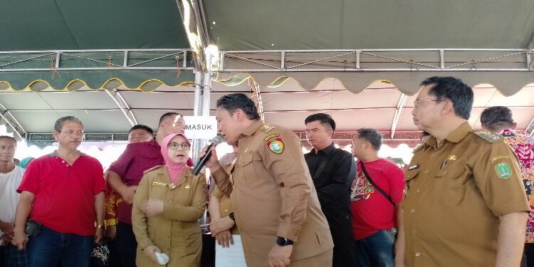 FOTO: AKH/MATAKALTENG - Wakil Gubernur Kalteng bersama Pj Bupati Sukamara saat berbincang dengan warga.
