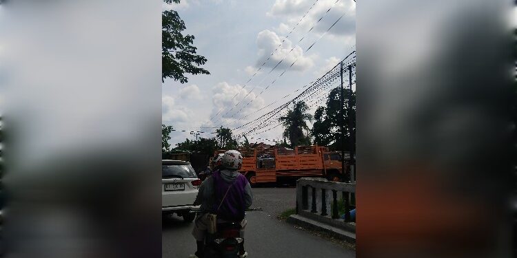 FOTO: MATA KALTENG- Nampak truk yang mengalami ambles di Jalan Pemuda RA Kartini. Senin 20 November 2023.