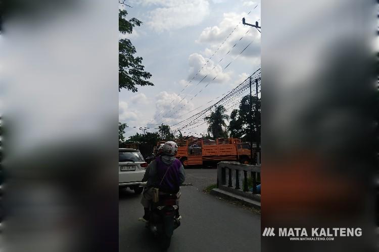 FOTO: MATA KALTENG- Nampak truk yang mengalami ambles di Jalan Pemuda RA Kartini. Senin 20 November 2023.