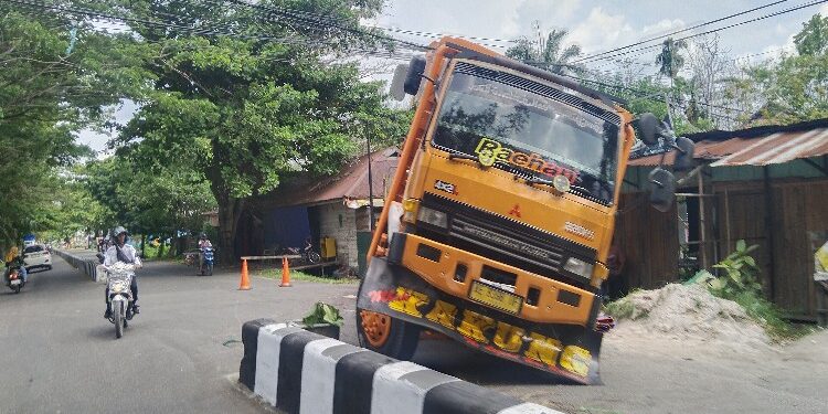 FOTO: AGUS/MATA KALTENG- Nampak truk yang mengalami ambles di Jalan Pemuda RA Kartini. Senin 20 November 2023.