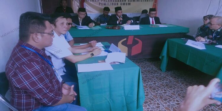 FOTO: MATAKALTENG - Pelapor, Evatro dan saksi Rayuanto Dadi serta Suryanto Gunawan, saat menhadiri sidang pemeriksaan di Bawaslu Barsel.