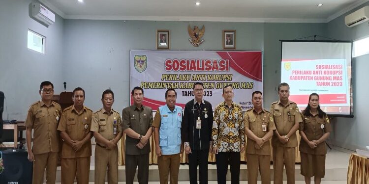 FOTO : DISKOMINFO SANTIK/MATA KALTENG - Sekda Gumas Richard dan Inspektur Dihel, ketika berfoto bersama dengan peserta sosialisasi perilaku anti korupsi tahun 2023, di aula hotel zepanya, Senin, 20 November 2023.