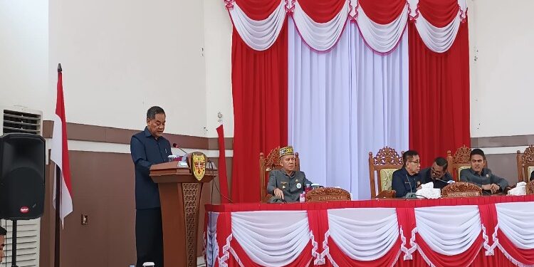 FOTO : DPRD GUMAS/MATA KALTENG - Juru bicara Banggar DPRD Kabupaten Gumas Untung Jaya Bangas menyampaikan laporan hasil pembahasan raperda tentang APBD tahun 2024, pada rapat paripurna ke-9 masa persidangan I tahun sidang 2023, Senin, 20 November 2023.